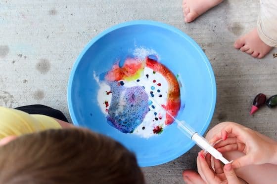 baking soda and vinegar experiment in action