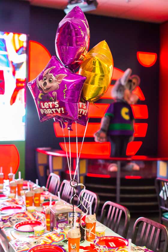 birthday table and balloons chuck e cheese