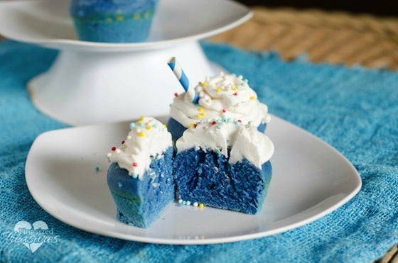 blue-velvet-cupcakes-3