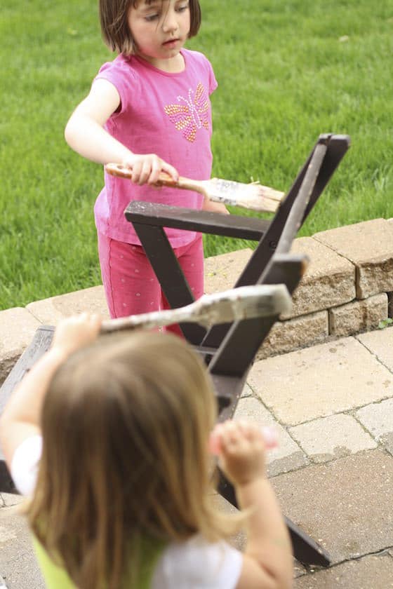 kids pretending to paint with water