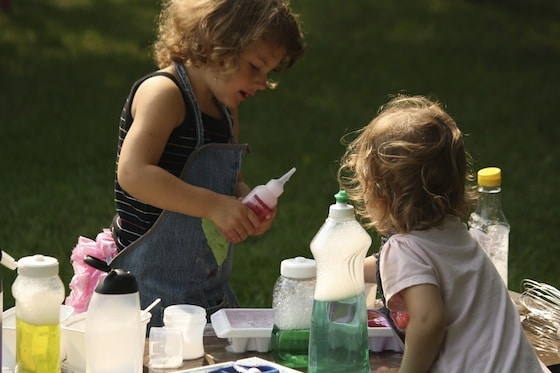 kids mixing colours