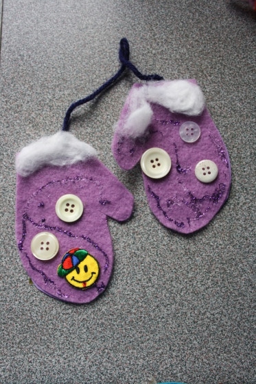 Felt mitten craft for toddlers