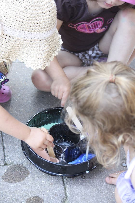 kids mixing up 3 ingredient sidewalk paint