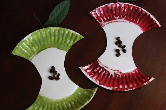 green paper plate apple and red paper plate apple