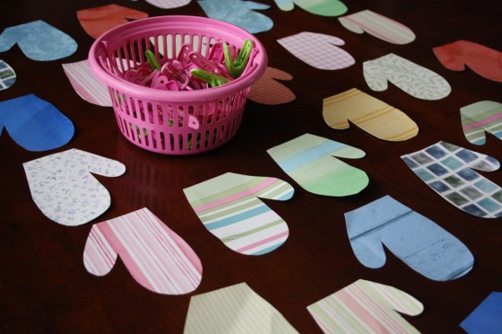 Homemade Mitten Matching Activity for toddlers and preschoolers 