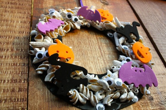 paper plate halloween wreath for toddlers and preschoolers