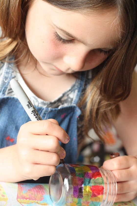 colouring a jar with sharpie markers