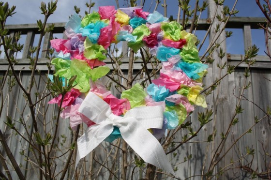 Tissue Paper Easter Wreath for toddlers and preschoolers to make .