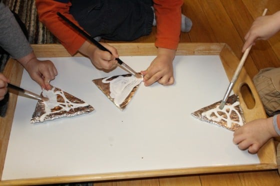 children coating tin foil with mod-lodge