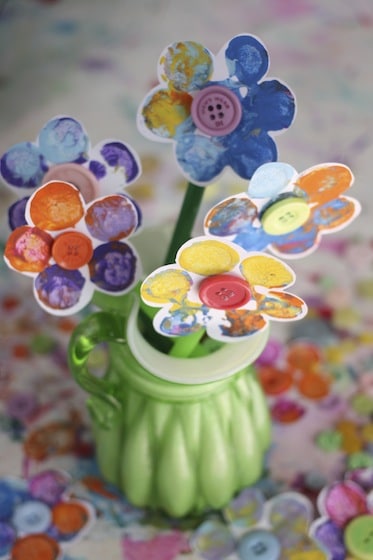 vase displaying stamped flowers