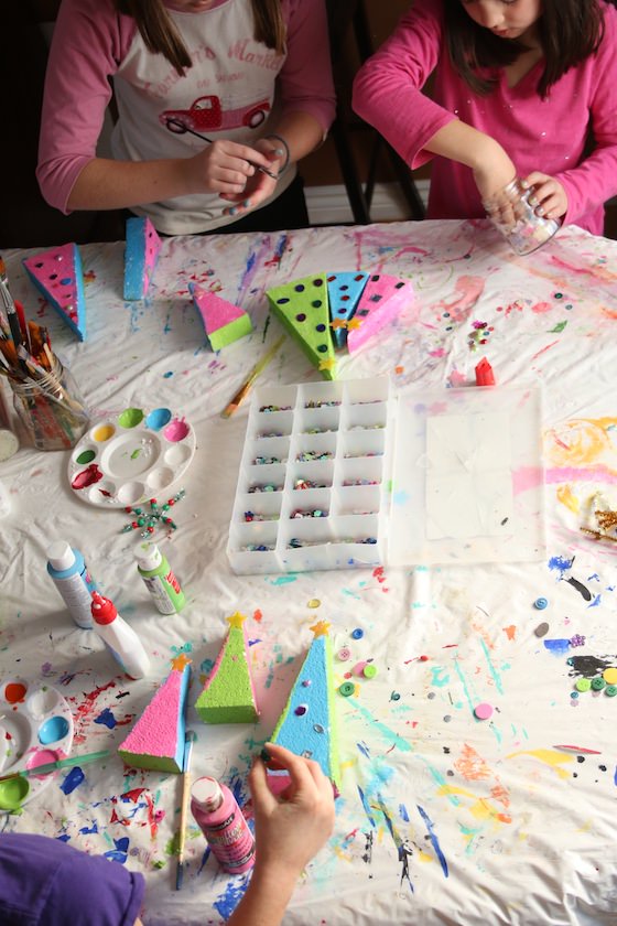 kids making christmas table toppers