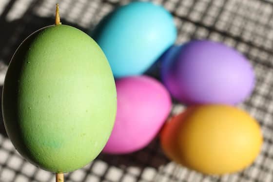 Tip for dying eggs with food colouring